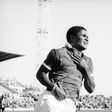 Eusébio festeja um golo sem conseguir erguer os braços, visto que se lesionara antes do lance decisivo dese jogo com o Belenenses. A foto estava na primeira página de A BOLA a 22 de setembro de 1969. Foto - A BOLA