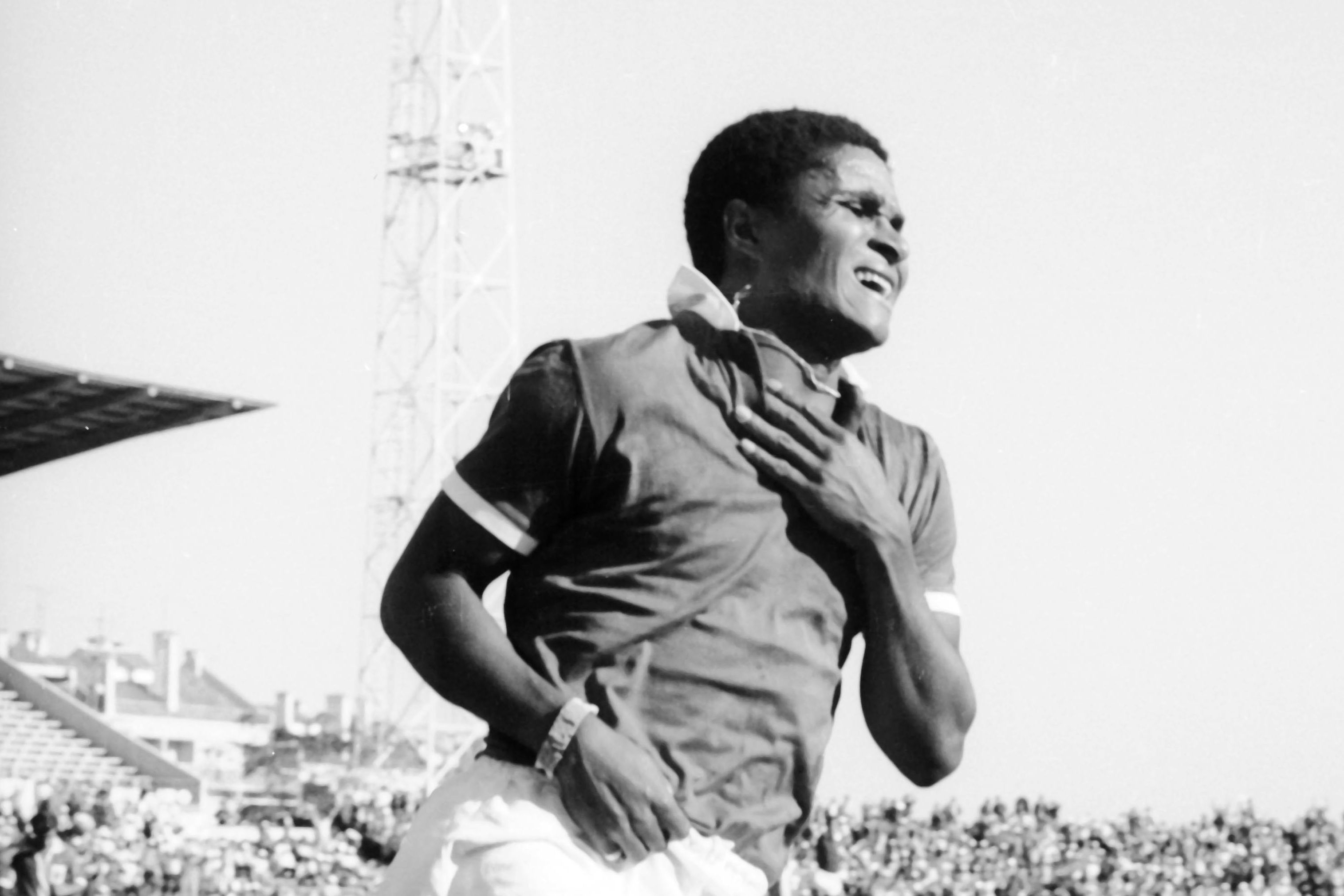 Eusébio festeja um golo sem conseguir erguer os braços, visto que se lesionara antes do lance decisivo dese jogo com o Belenenses. A foto estava na primeira página de A BOLA a 22 de setembro de 1969. Foto - A BOLA