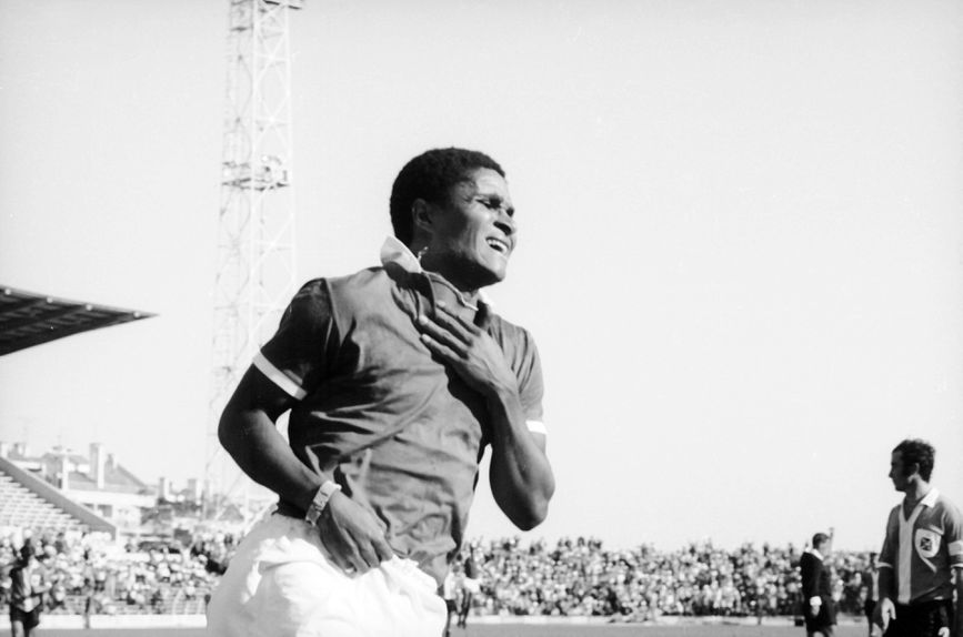 Eusébio festeja um golo sem conseguir erguer os braços, visto que se lesionara antes do lance decisivo dese jogo com o Belenenses. A foto estava na primeira página de A BOLA a 22 de setembro de 1969. Foto - A BOLA