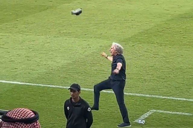 Jorge Jesus perdeu as estribeiras e até voou uma sapatilha
