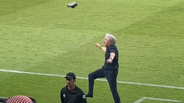 Jorge Jesus perdeu as estribeiras e até voou uma sapatilha