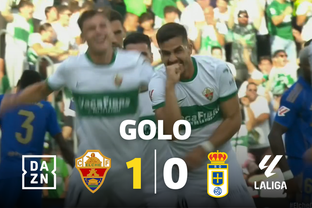 André Silva fica solto ao segundo poste e abre a contagem para o Elche