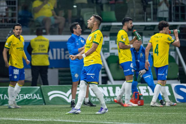 Palmeiras de Abel goleia Fortaleza e segue na luta pela liderança