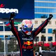 Max Verstappen a celebrar a vitória em Baku