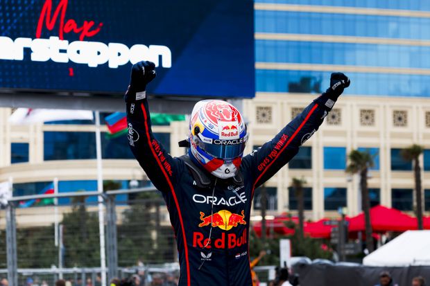 Max Verstappen a celebrar a vitória em Baku