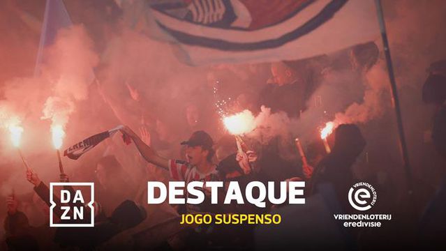 Espetáculo de pirotecnia atrasou início do jogo entre PSV e Ajax