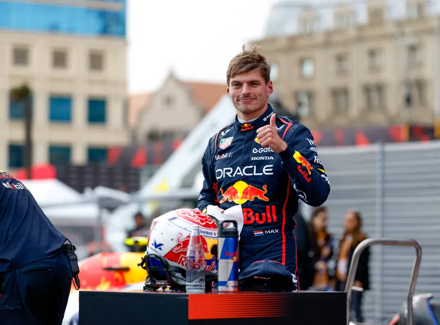 Verstappen reina em Baku! Russell come poeira
