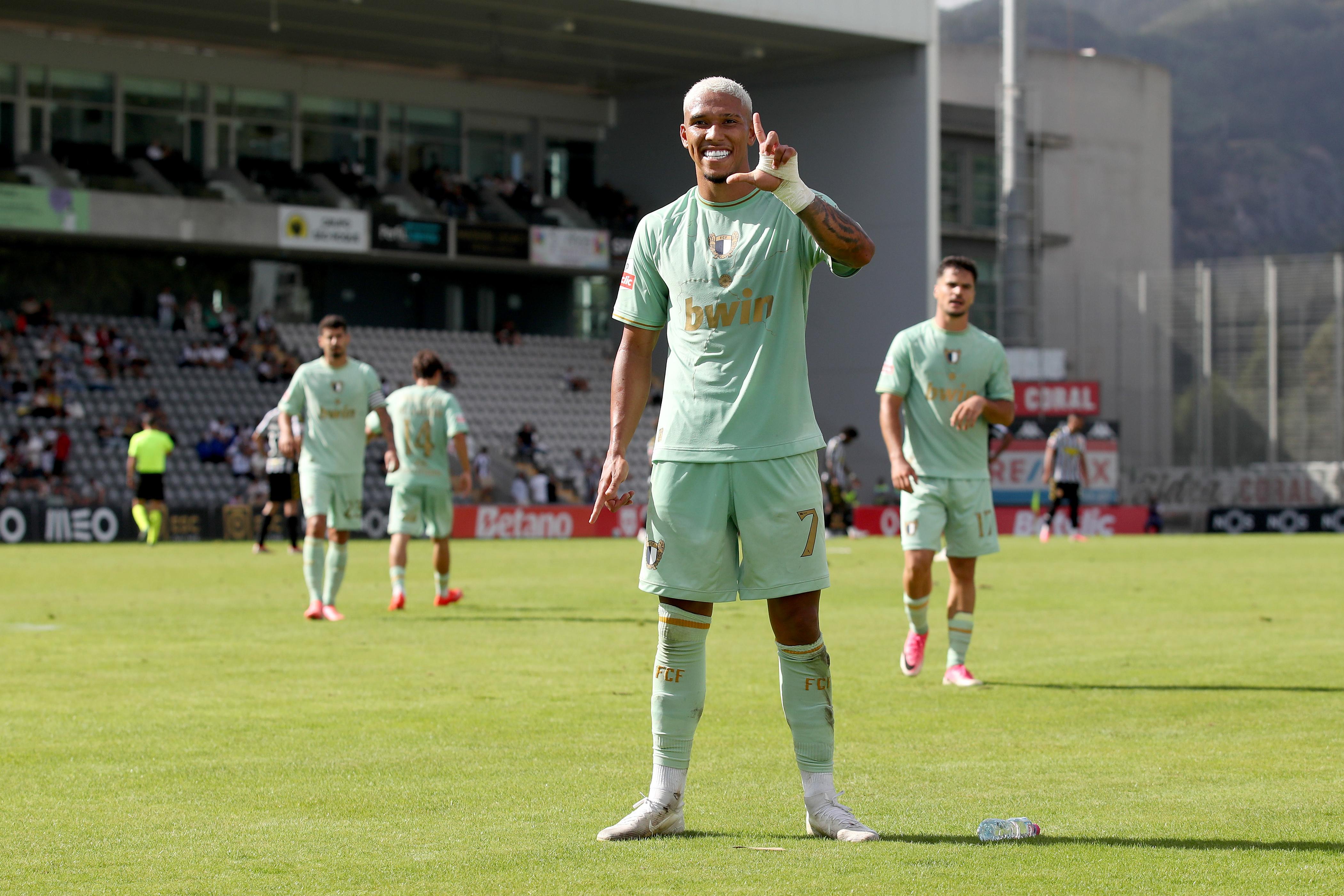 Sorriso 'mostrou os dentes' na Madeira e chegou ao primeiro bis com a camisola do Famalicão — Foto: Homem de Gouveia/LUSA