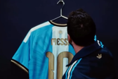 Messi com camisola especial para a despedida da seleção