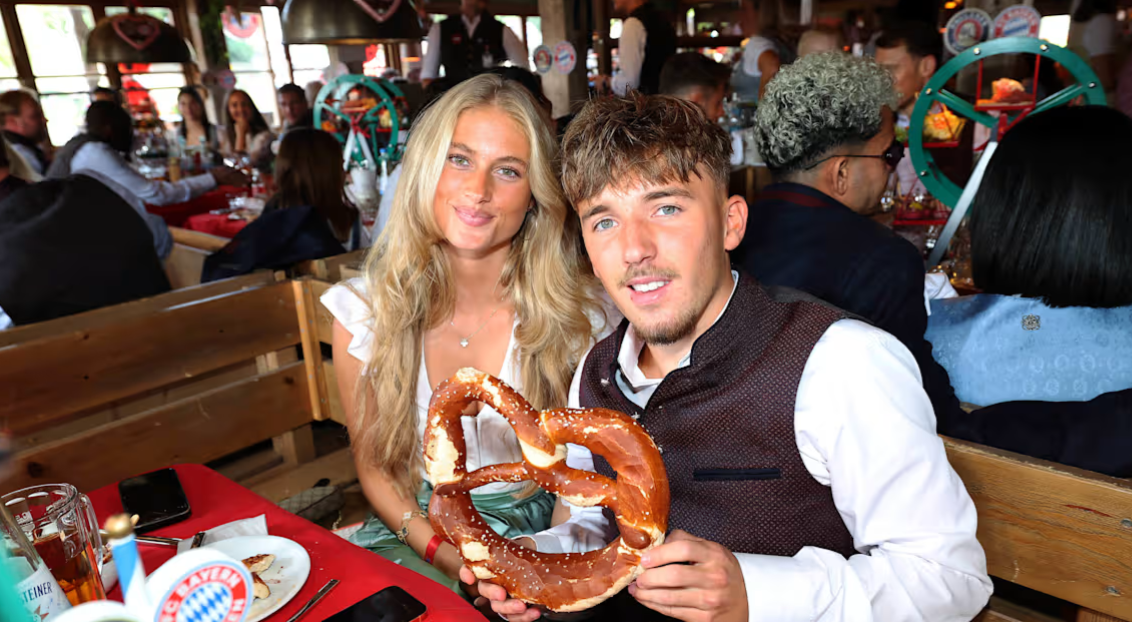Jogadores do Bayern no Oktoberfest - Lennart Karl e a namorada Zoe Kappele - FC Bayern