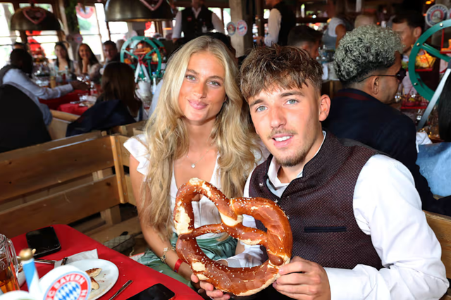 Jogadores do Bayern no Oktoberfest - Lennart Karl e a namorada Zoe Kappele - FC Bayern
