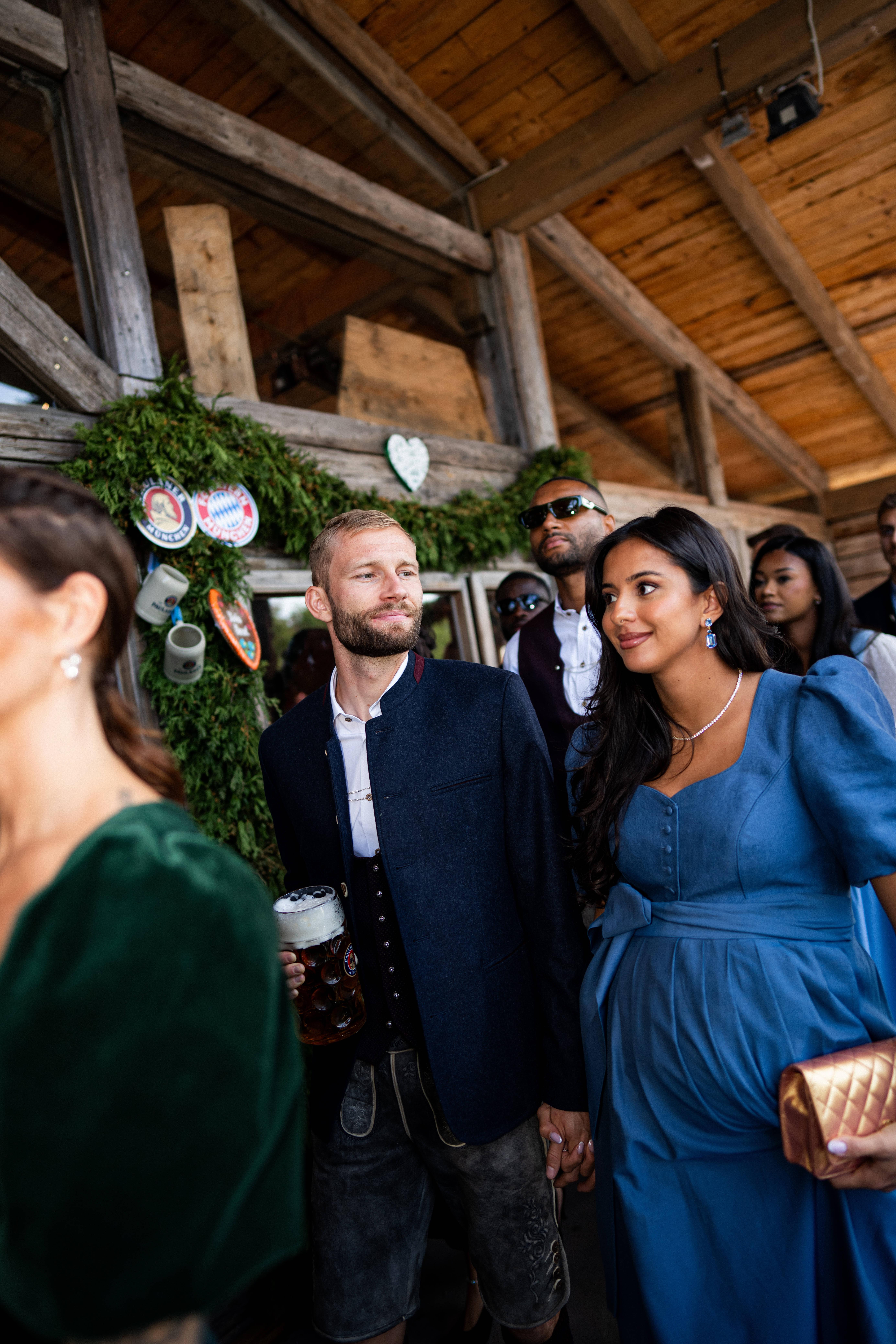 Jogadores do Bayern no Oktoberfest - Konrad Laimer e a mulher, Ines Sarah - Imago