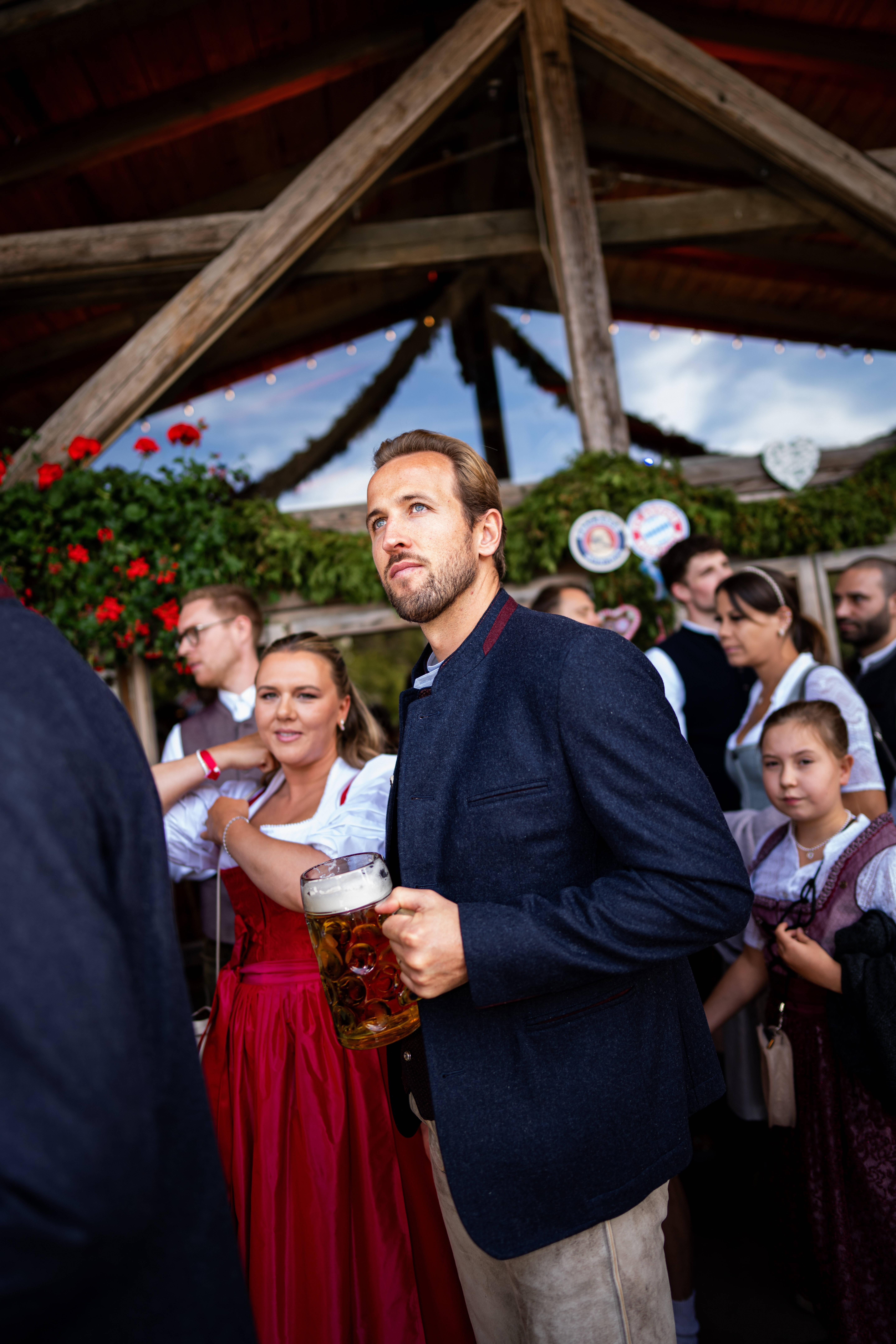 Jogadores do Bayern no Oktoberfest -Harry Kane e a mulher Katie Goodland - Imago