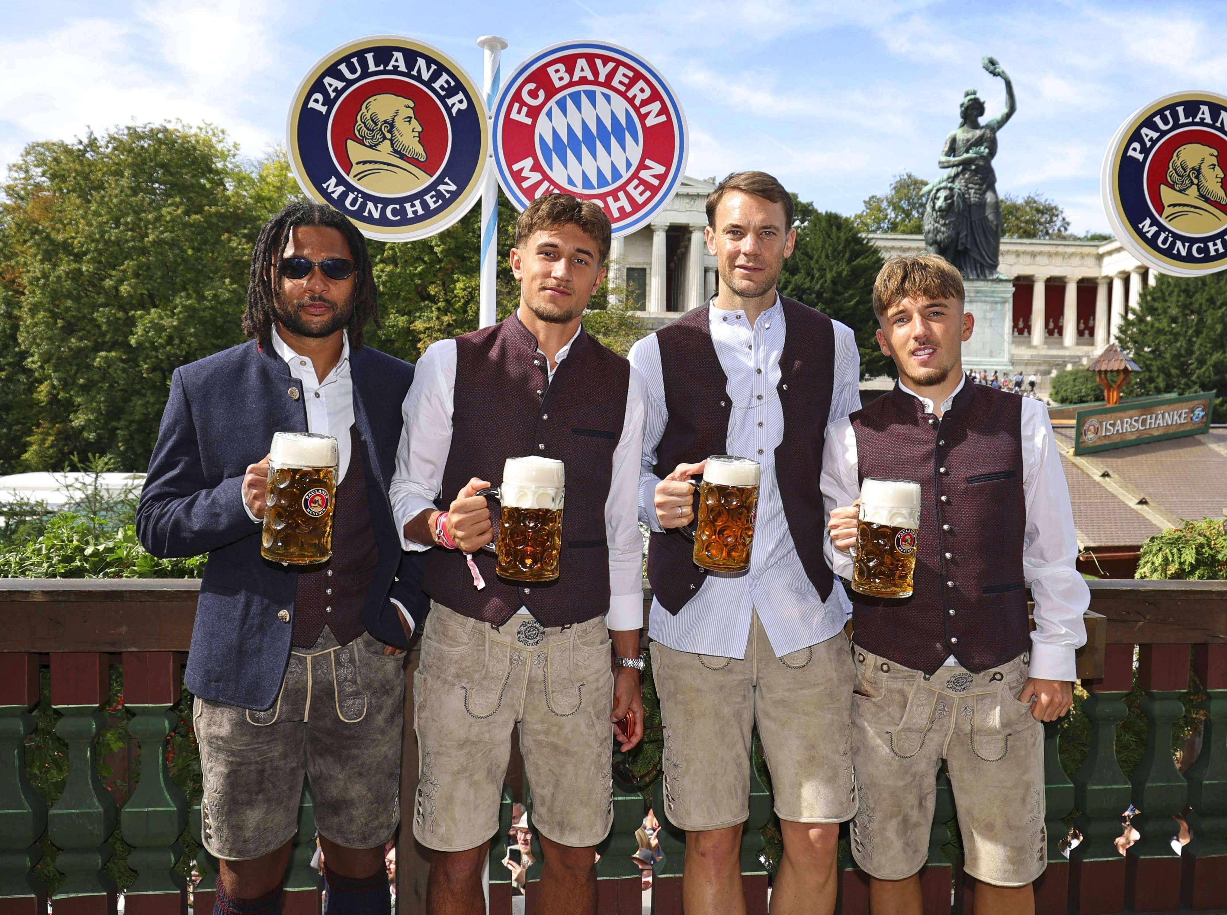 Jogadores do Bayern no Oktoberfest  Gnabry, Tom Bischof, Neuer, Lennart Karl - Imago
