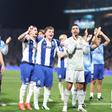Pietuszewski celebra a vitória sobre o Benfica com os colegas - Foto: Catarina Morais/KAPTA+
