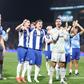 Pietuszewski celebra a vitória sobre o Benfica com os colegas - Foto: Catarina Morais/KAPTA+