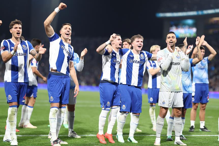 Pietuszewski celebra a vitória sobre o Benfica com os colegas - Foto: Catarina Morais/KAPTA+