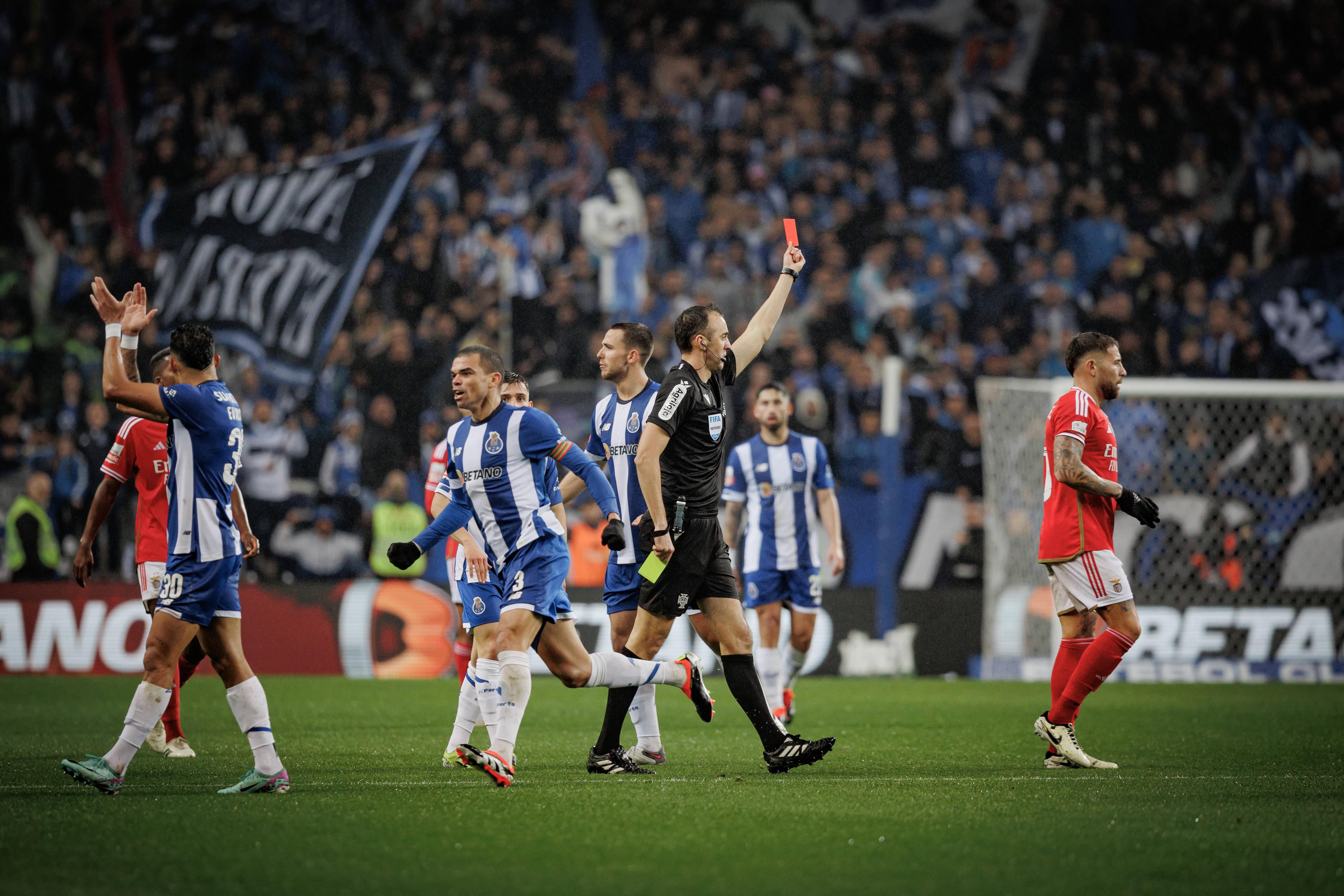 2023/2024, Liga: Otamendi (Benfica). Expulso aos 60'.  Resultado no momento da expulsão: 3-0. Resultado final: 5-0. Foto IMAGO