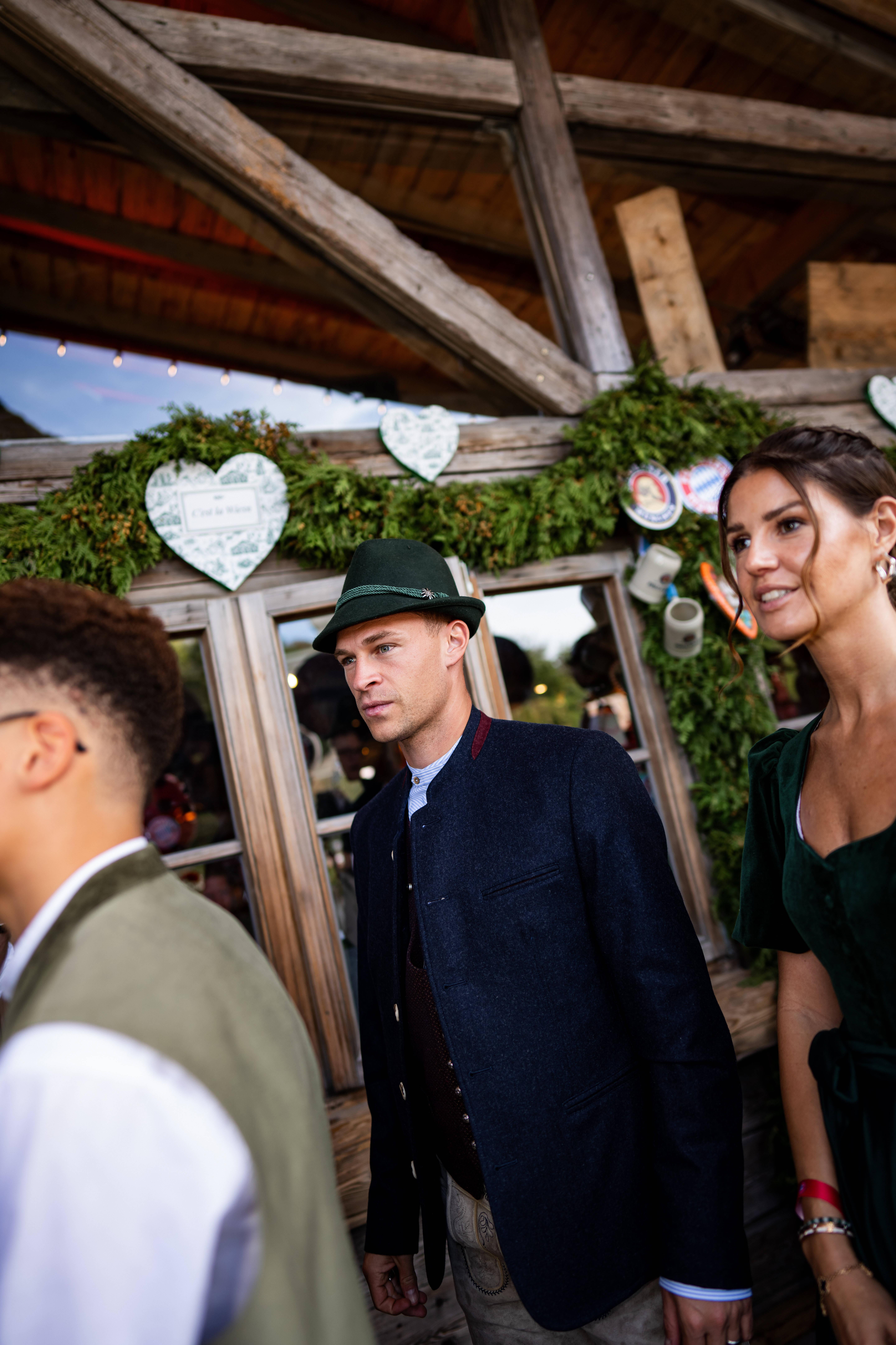 Jogadores do Bayern no Oktoberfest - Joshua Kimmich com a mulher Lina - Imago