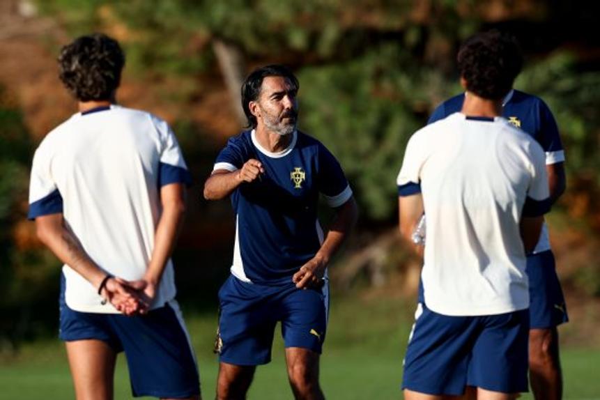 Vasco Faísca orienta os sub-20 lusos - Foto: FPF