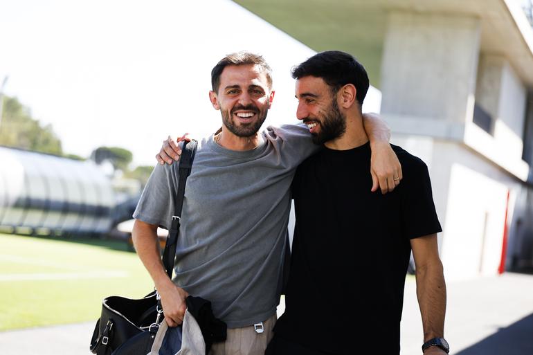 Os médios Bernardo Silva, do Real Madrid, e Bruno Fernandes, do Manchester United - Foto: FPF