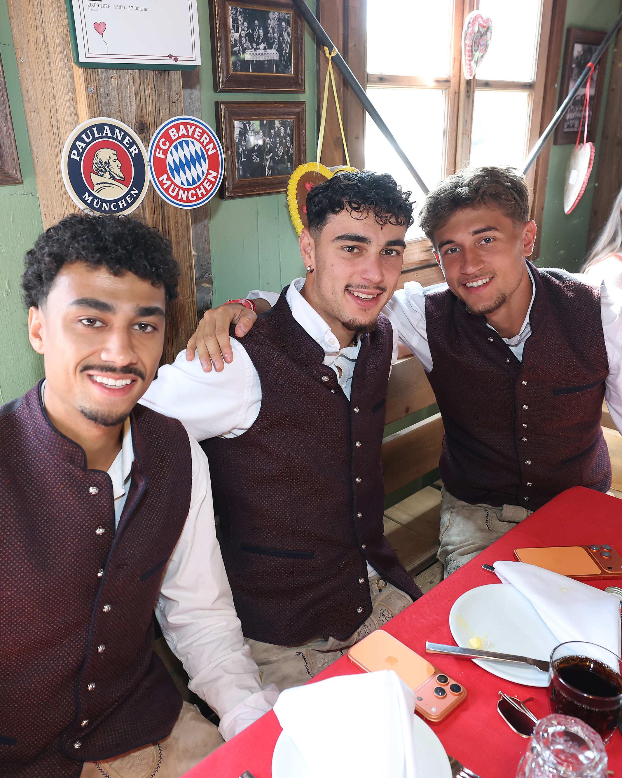 Jogadores do Bayern no Oktoberfest - Instagram