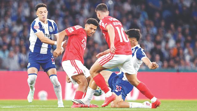 Gabri Veiga pisa o pé/tornozelo de Alexander Bah aos cinco minutos do clássico - Foto: Rogério Ferreira/Kapta+