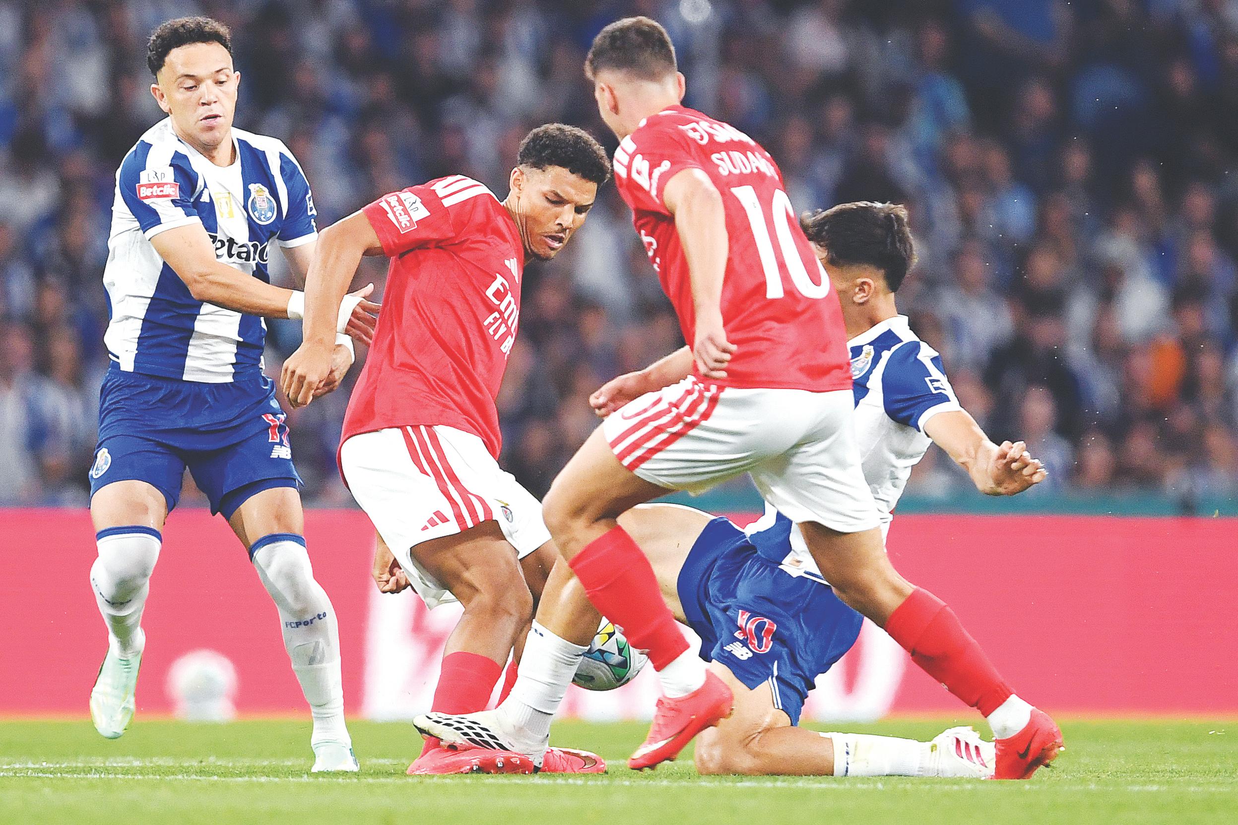 Gabri Veiga pisa o pé/tornozelo de Alexander Bah aos cinco minutos. Árbitro Miguel Nogueira mostrou cartão amarelo. Benfica entende que o médio-ofensivo do FC Porto deveria ter sido expulso — Foto: Rogério Ferreira/Kapta+