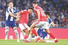 Gabri Veiga pisa o pé/tornozelo de Alexander Bah aos cinco minutos do clássico - Foto: Rogério Ferreira/Kapta+