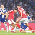Gabri Veiga pisa o pé/tornozelo de Alexander Bah aos cinco minutos. Árbitro Miguel Nogueira mostrou cartão amarelo. Benfica entende que o médio-ofensivo do FC Porto deveria ter sido expulso — Foto: Rogério Ferreira/Kapta+
