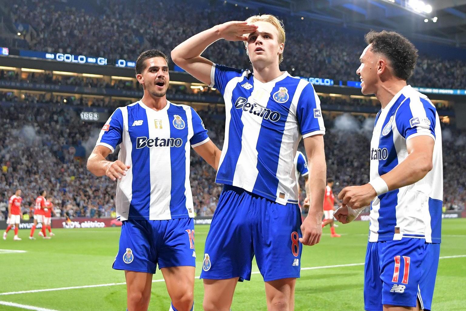 André Silva, Froholdt e Pepê celebram a vitória (3-1) sobre o Benfica — Foto: ROGÉRIO FERREIRA/KAPTA+