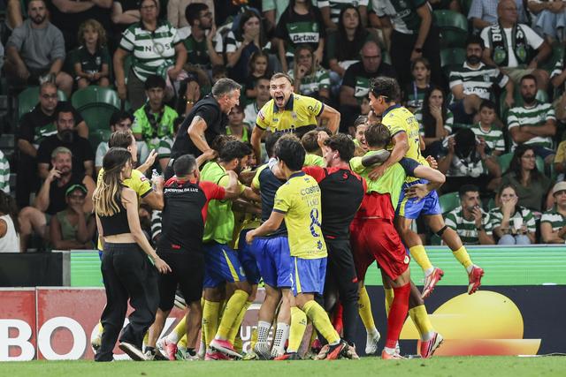 Jogadores do Arouca celebram efusivamente um dos golos marcados em Alvalade - Foto: MIGUEL A. LOPES/LUSA