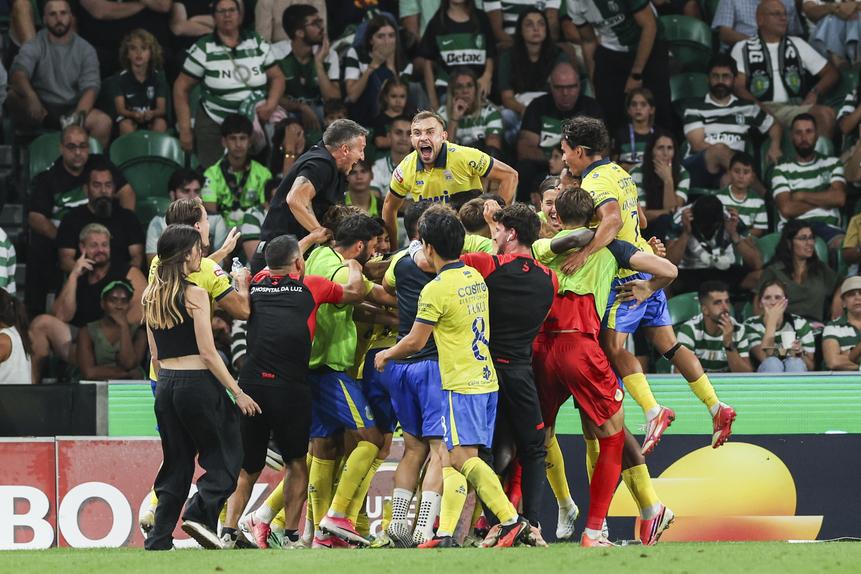 Jogadores do Arouca celebram efusivamente um dos golos marcados em Alvalade - Foto: MIGUEL A. LOPES/LUSA