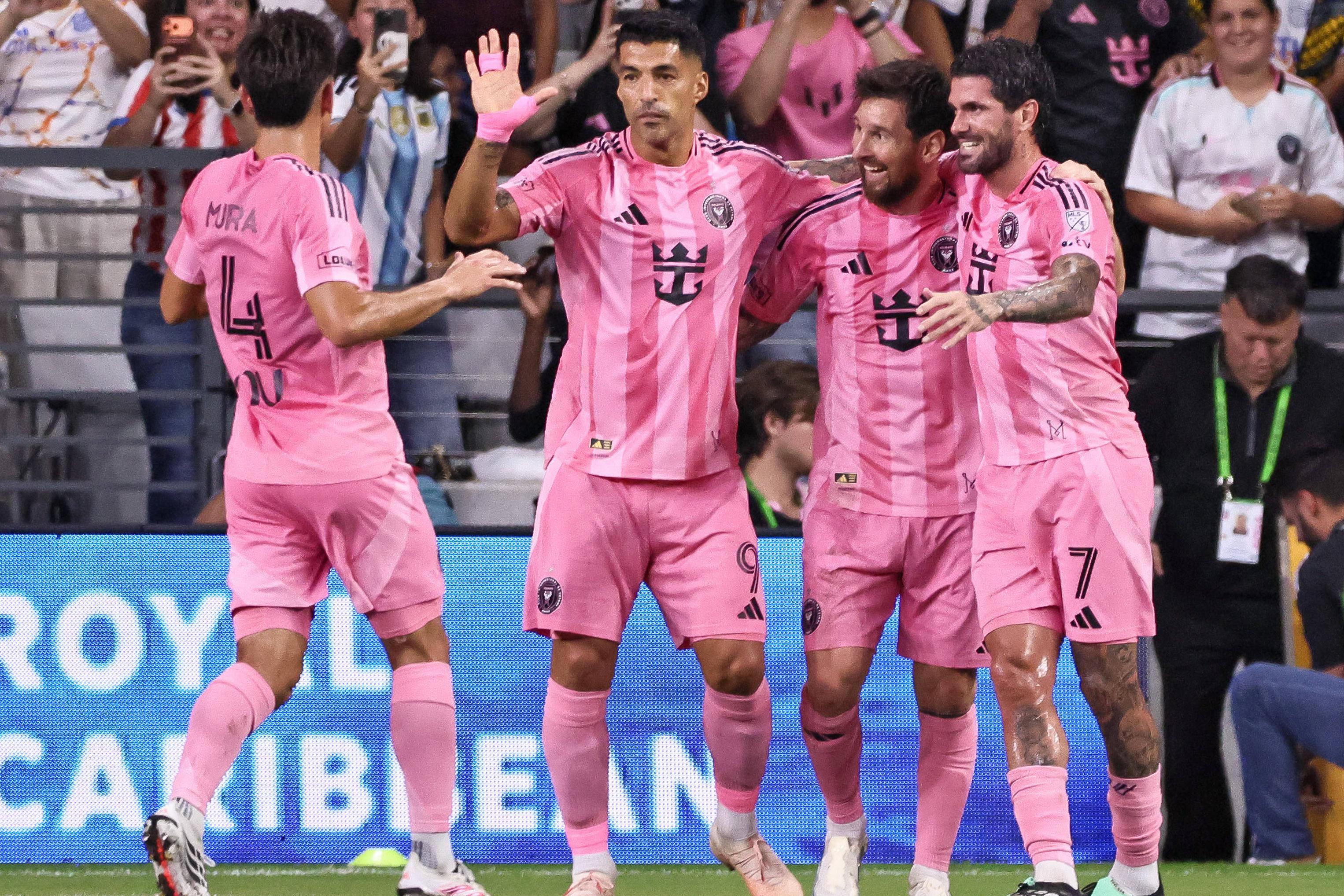 Messi festeja com companheiros do Inter Miami
