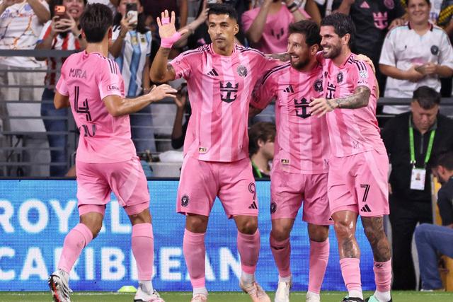 Messi festeja com companheiros do Inter Miami
