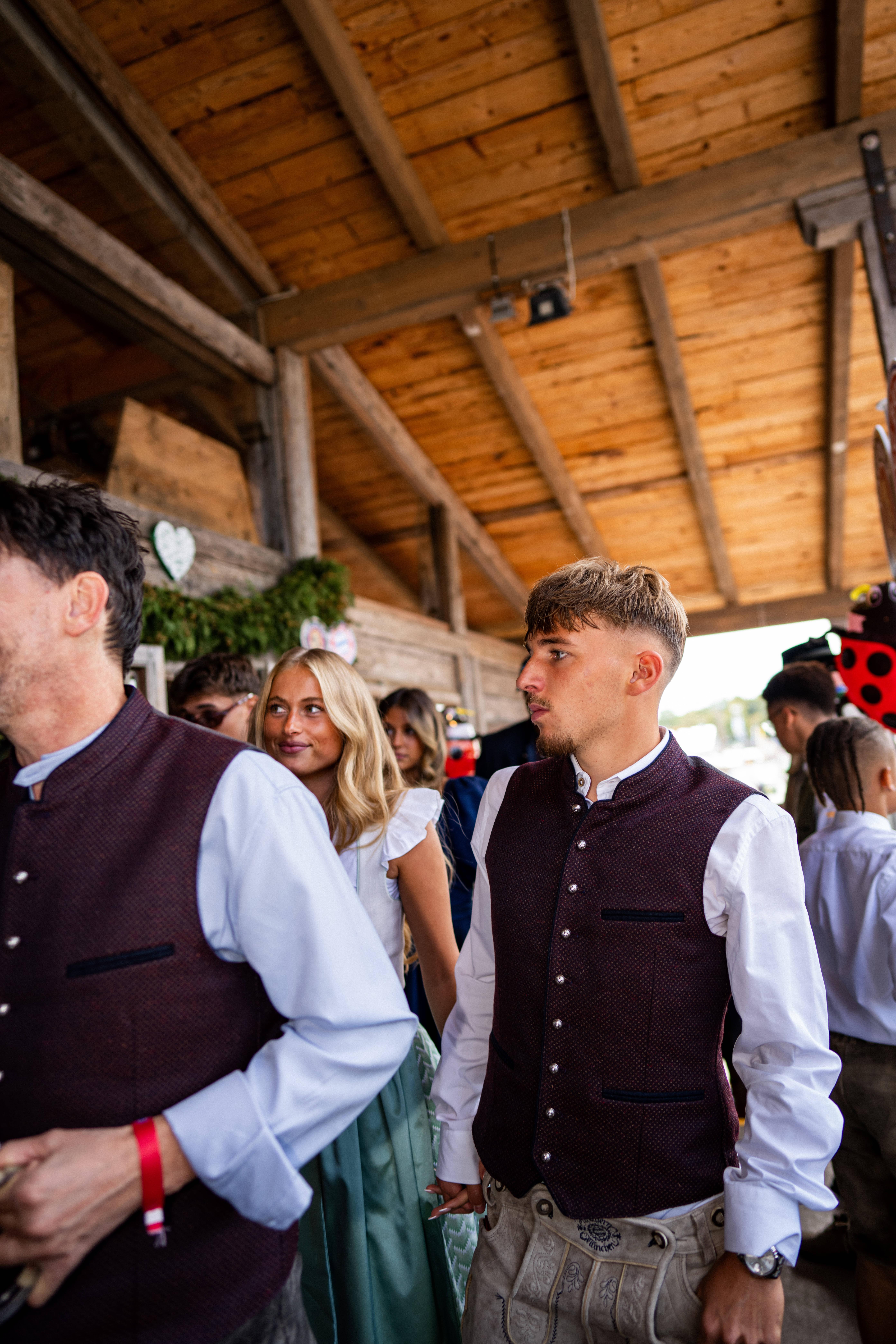 Jogadores do Bayern no Oktoberfest - Lennart Karl e a namorada Zoe Kappele - Imago