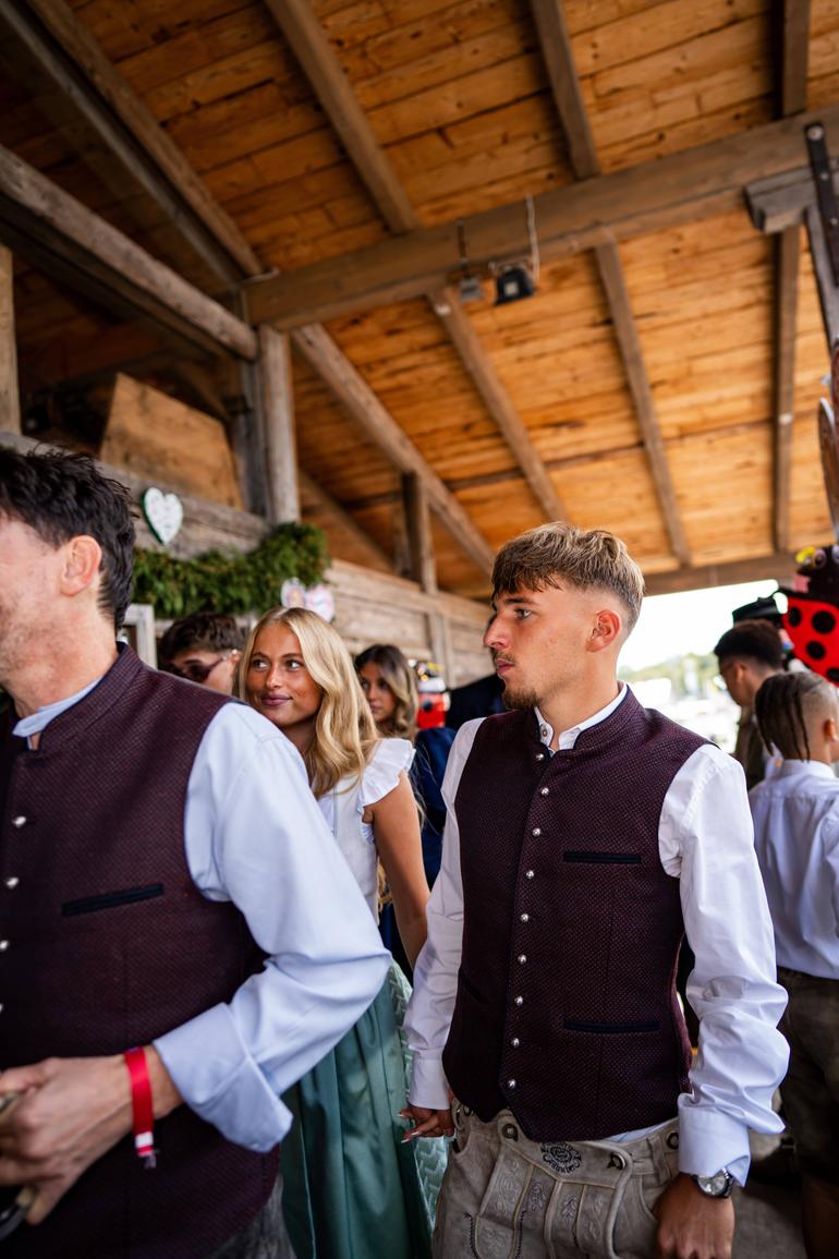 Jogadores do Bayern no Oktoberfest - Lennart Karl e a namorada Zoe Kappele - Imago