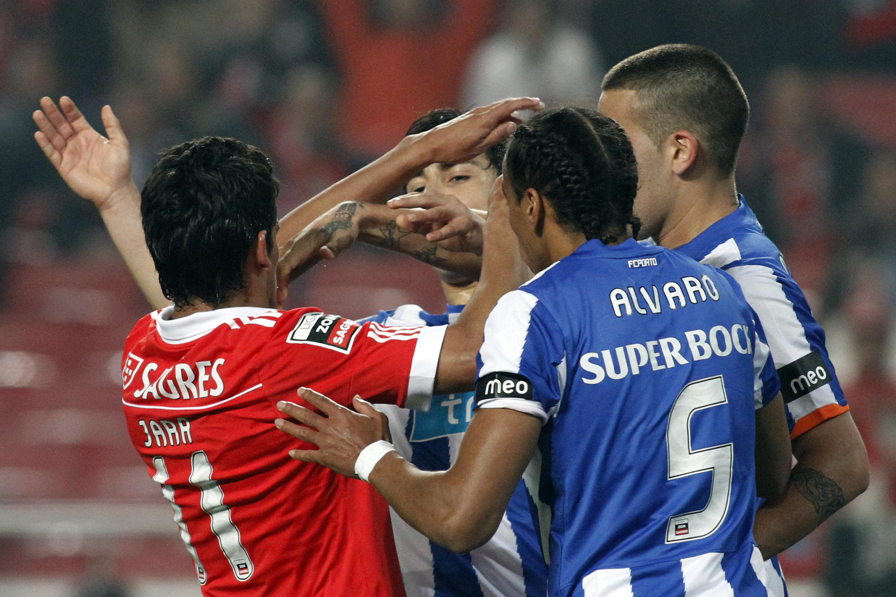 2009/2010, Liga: Jorge Fucile (FC Porto). Expulso aos 51'. Resultado no momento da expulsão: 1-0. Resultado final: 3-1. Foto A BOLA