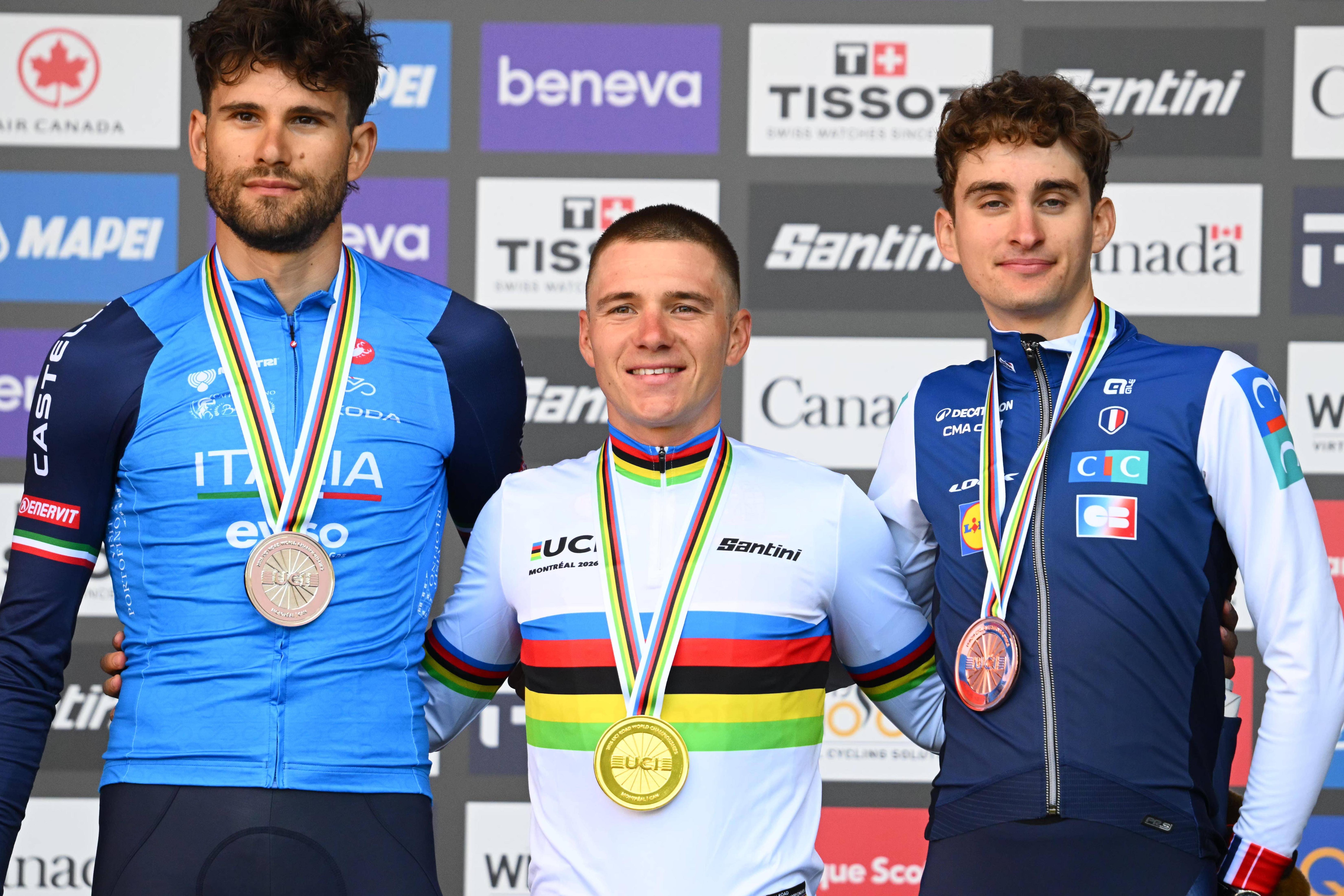 Filippo Ganna, Remco Evenepoel e Paul Seixas no pódio do Mundial       Fotografia Imago