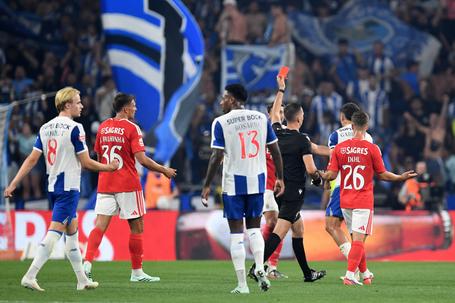 O cartão vermelho exibido por Miguel Nogueira a Lenglet. Foto Rogério Ferreira/Kapta +
