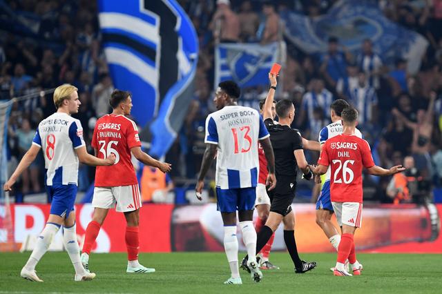 O cartão vermelho exibido por Miguel Nogueira a Lenglet. Foto Rogério Ferreira/Kapta +