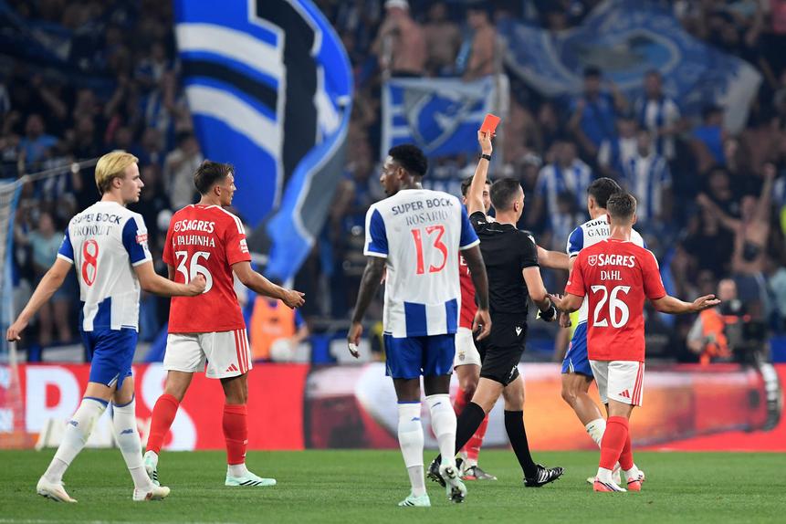 O cartão vermelho exibido por Miguel Nogueira a Lenglet. Foto Rogério Ferreira/Kapta +