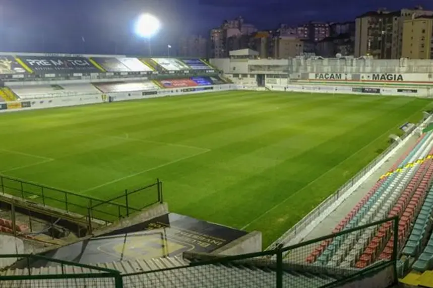 Relvado do Estádio José Gomes vai ser mudado para que o Estrela da Amadora possa voltar a jogar na Reboleira