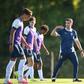 Selecionador Ricardo Duarte orienta sessão de trabalhos nos sub-18 - Foto: FPF