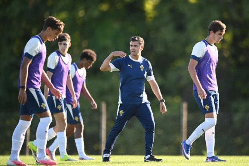 Selecionador Ricardo Duarte orienta sessão de trabalhos nos sub-18 - Foto: FPF