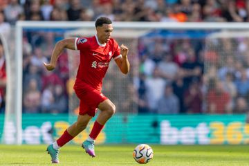 Alexander-Arnold joga o dérbi de Merseyside após acidente