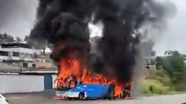 Autocarro da equipa sub-14 do Vasco da Gama incendeia-se