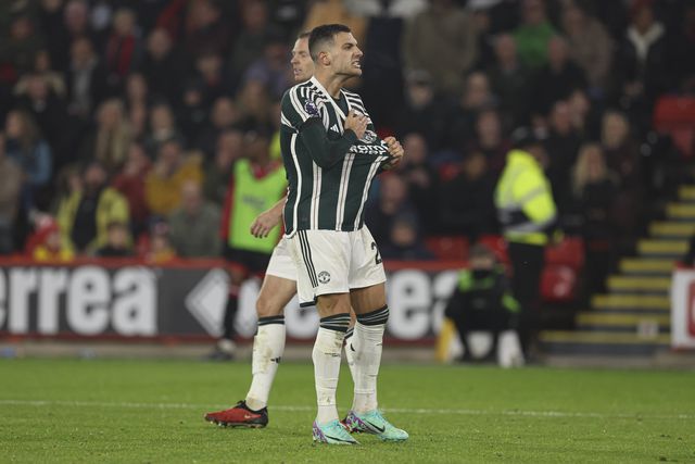 Decisivo, Dalot dedica vitória do Manchester United a Bobby Charlton