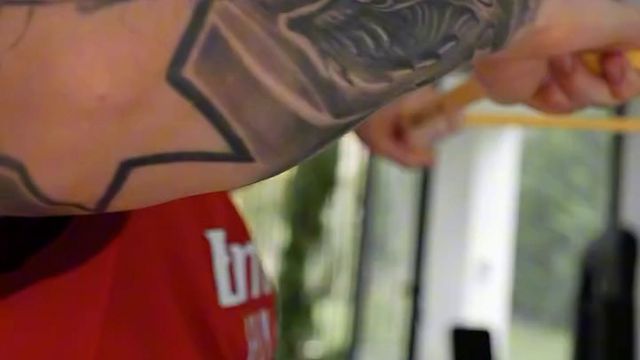 Guarda-redes do Benfica a dar no duro