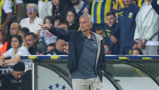 Presidente do Besiktas 'responde' a Mourinho e fala de João Mário: «Não nos arrependemos»